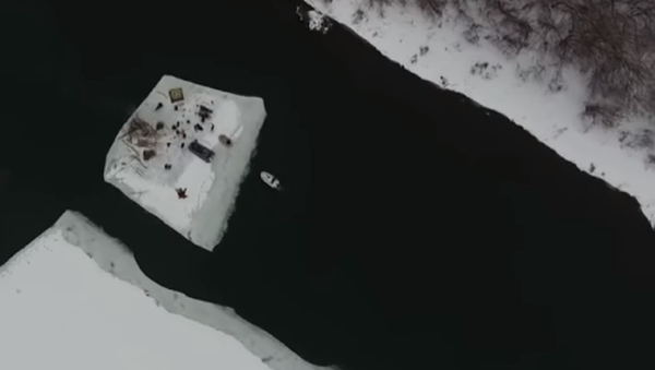 Aventura a la rusa: quince personas navegan sobre una placa de hielo por el río Don - Sputnik Mundo