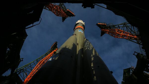 El cohete portador Soyuz-FG con la nave espacial Soyuz MC-08 - Sputnik Mundo