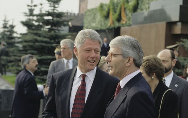 Bill Clinton, de aquel entonces presidente de EEUU, en Moscú en 1995 - Sputnik Mundo