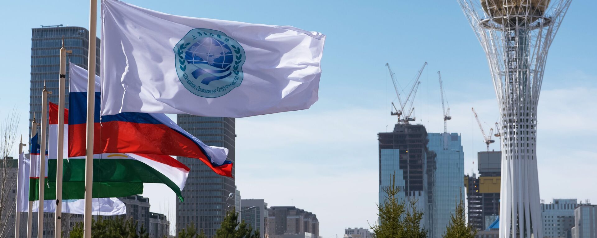 La bandera de la Organización de Cooperación de Shanghái (OCS) y las banderas de sus miembros, Astaná, Kasajistán - Sputnik Mundo, 1920, 04.09.2021