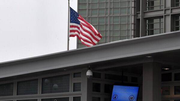 La bandera estadounidense en la embajada de EEUU en Moscú - Sputnik Mundo