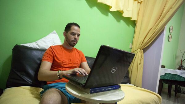 Cubano prueba un nuevo tipo de wifi en una laptop desde su casa - Sputnik Mundo