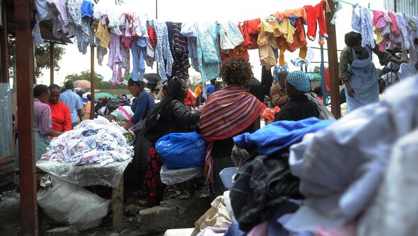 Un mercado de ropa de segunda mano en Nairobi - Sputnik Mundo