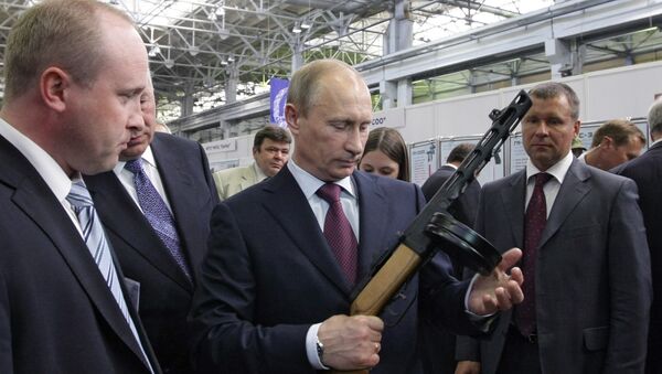 Vladímir Putin posa con una metralleta en las instalaciones de Kalashnikov en 2010 - Sputnik Mundo