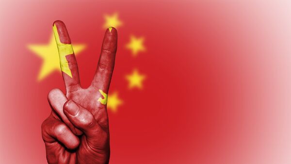 La bandera china y la seña V (gesto manual) - Sputnik Mundo