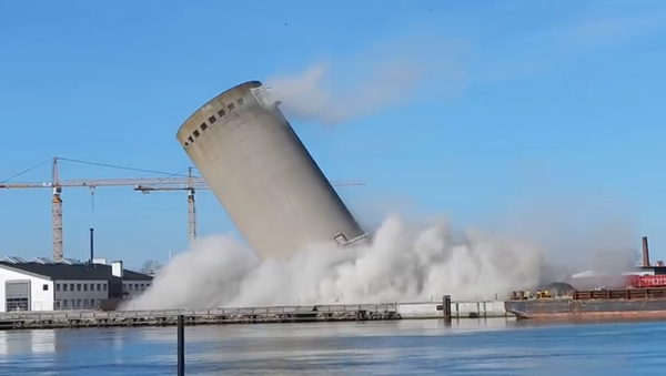 Una torre se cae sobre una biblioteca tras una demolición fallida en Dinamarca - Sputnik Mundo