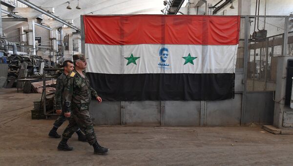 Militares sirios pasan ante la bandera del país (archivo) - Sputnik Mundo
