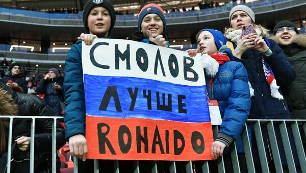Hinchas rusos durante el amistoso entre las selecciones de Brasil y Rusia - Sputnik Mundo