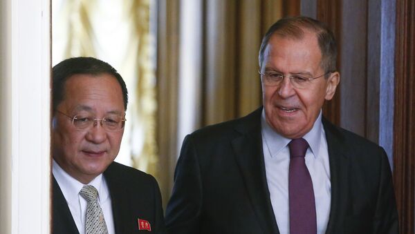 El ministro de Exteriores de Corea del Norte, Ri Yong-ho, y el canciiller ruso, Serguéi Lavrov - Sputnik Mundo