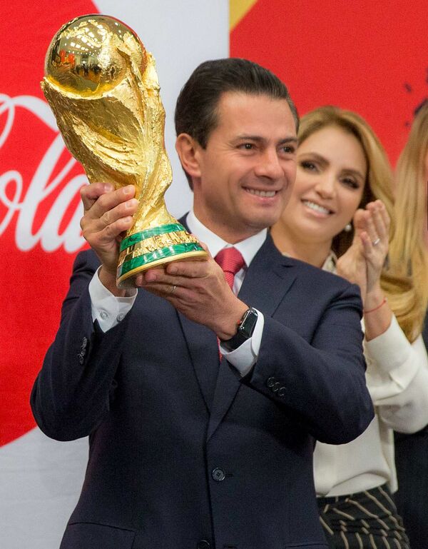 El Presidente de México, Enrique Peña Nieto, recibe trofeo original de Copa del Mundo El Presidente de México, Enrique Peña Nieto, recibe trofeo original de Copa del Mundo - Sputnik Mundo