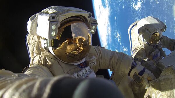 Salida al espacio exterior de los cosmonautas Alexander Miscurin y Antón Shkaplerov, el 6 de febrero de 2018 - Sputnik Mundo