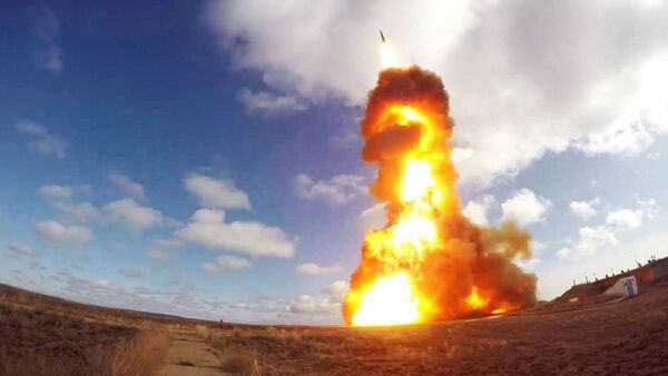 Lanzamiento de un proyectil de un sistema antimisiles ruso en el polígono de Sari Shagan (Kazajistán) - Sputnik Mundo