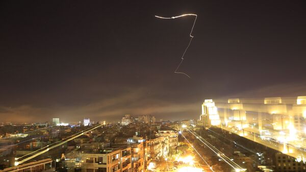 Los misiles cruzan el horizonte de Damasco cuando EEUU lanza un ataque contra Siria que apunta a diferentes partes de la capital - Sputnik Mundo
