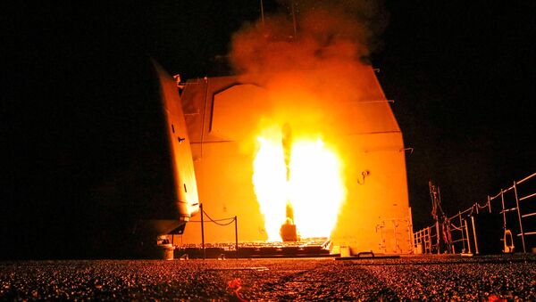Buque de guerra estadounidense USS Monterey lanza un misil Tomahawk - Sputnik Mundo