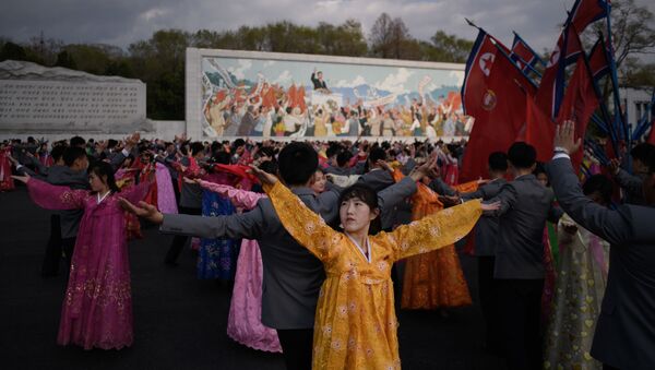 Unos bailes durante las fiestas del Día del Sol en Pyongyang. - Sputnik Mundo