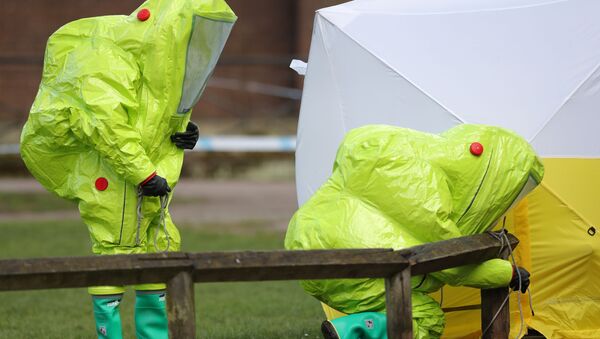 Especialistas de las unidades antiquímicas trabajan en relación con el caso Skripal en Salisbury (Reino Unido), el 8 de marzo de 2018 - Sputnik Mundo