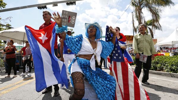 Cubanos bailan en Festival de la Calle Ocho de Miami - Sputnik Mundo