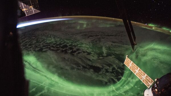 Aurora boreal vista desde la EEI - Sputnik Mundo