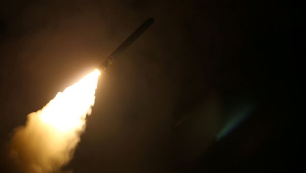 El destructor de misiles guiados USS Laboon dispara un misil de ataque terrestre Tomahawk en Siria el 14 de abril - Sputnik Mundo