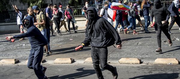 Enfrentamientos entre los manifestantes y la policía durante la marcha de estudiantes en Santiago, Chile Enfrentamientos entre los manifestantes y la policía durante la marcha de estudiantes en Santiago, Chile - Sputnik Mundo