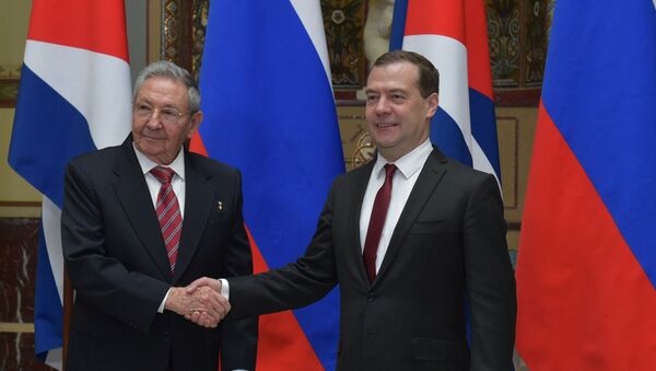 Raúl Castro, expresidente de Cuba y Dmitri Medvédev, el actual primer ministro de Rusia - Sputnik Mundo