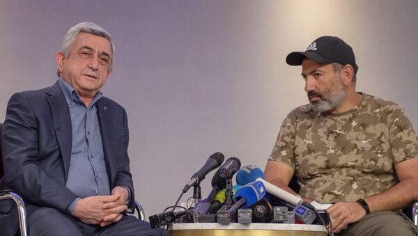 El primer ministro de Armenia, Serzh Sargsián, y el diputado opositor Nikol Pashinián - Sputnik Mundo