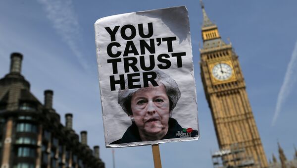 Un cartel con la foto de la primera ministra del Reino Unido que dice: No pueden fiarse de ella - Sputnik Mundo