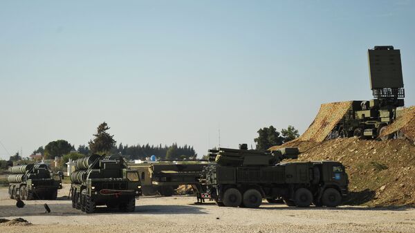 Sistema de defensa antiaérea Pantsir-S en la base militar rusa en Hmeymim en Siria - Sputnik Mundo