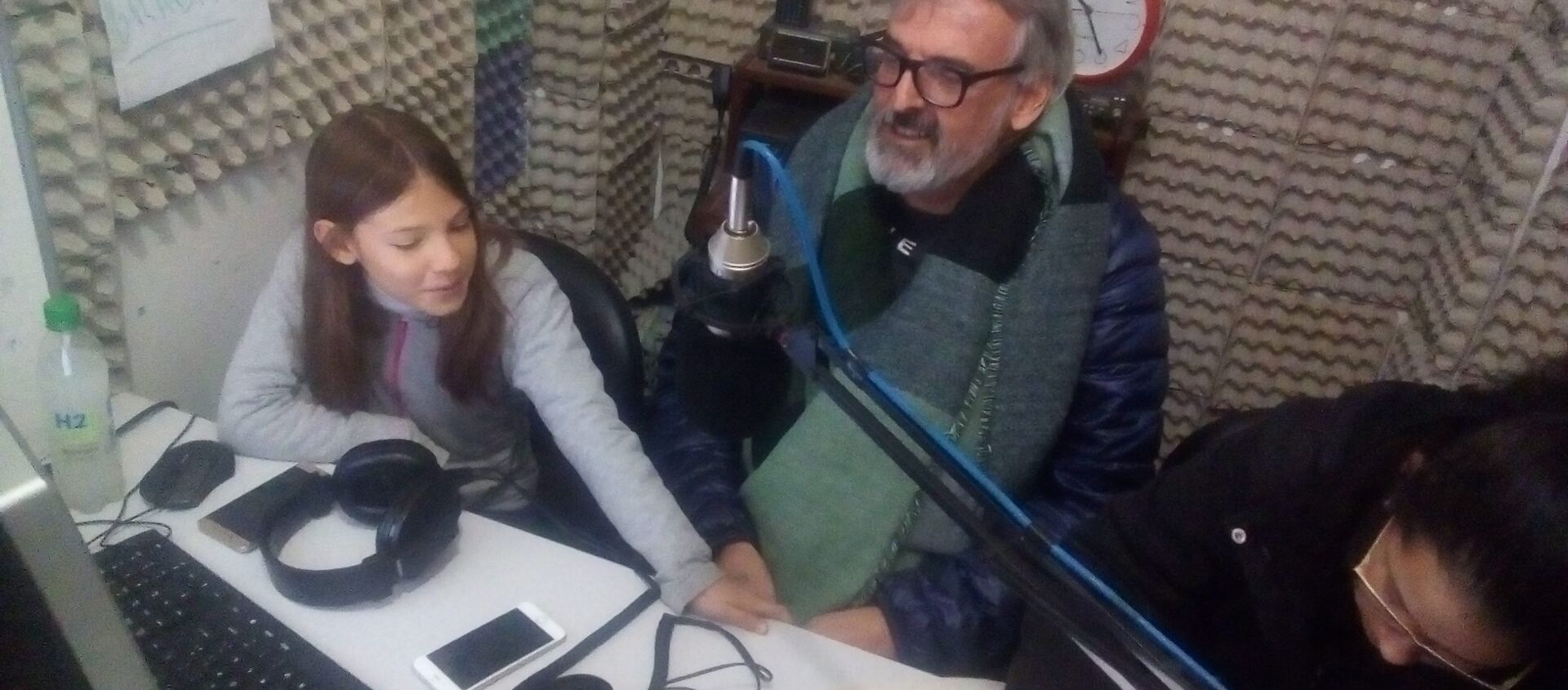 Estudiantes y docente en el estudio de radio de la 90.9 Frecuencia Uno del Liceo N°1 de San Carlos, Uruguay. - Sputnik Mundo, 1920, 26.04.2018