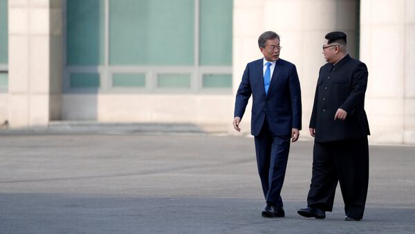 Reunión entre el presidente de Corea del Sur, Moon Jae-in, y  el líder de Corea del Norte, Kim Jong-un - Sputnik Mundo