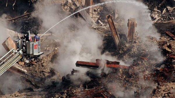 Bomberos entre los escombros del World Trade Center en Nueva York, el 12 de octubre de 2001 - Sputnik Mundo