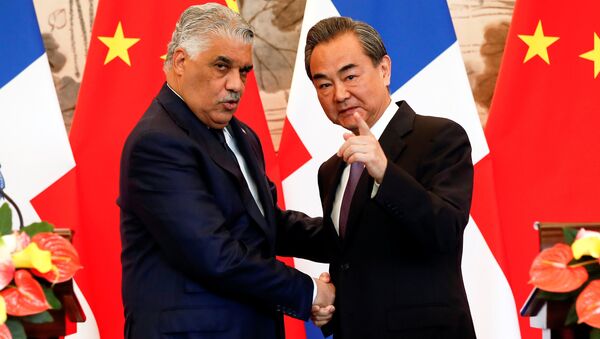 Los ministros de Asuntos Exteriores de la República Dominicana y de China, Miguel Vargas y Wang Yi - Sputnik Mundo