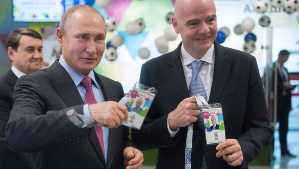 El presidente ruso, Vladimir Putin, y el presidente de la FIFA, Gianni Infantino, reciben su FAN ID - Sputnik Mundo
