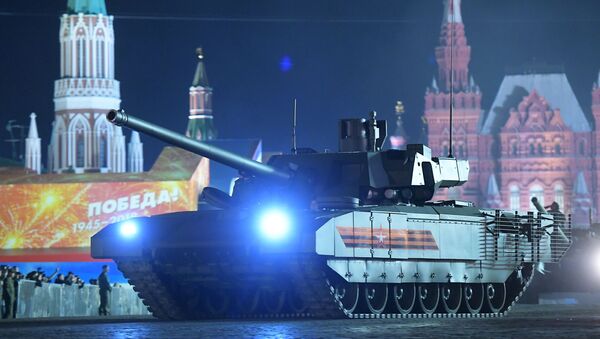El tanque T-14 Armata durante un esayo nocturno del Desfile de la Victoria en la Plaza Roja en Moscú en mayo de 2018 (archivo) - Sputnik Mundo
