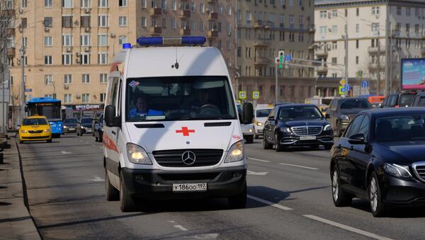 Una ambulancia en Moscú (archivo) - Sputnik Mundo
