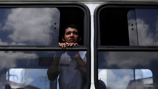 Un migrante venezolano en Brasil - Sputnik Mundo