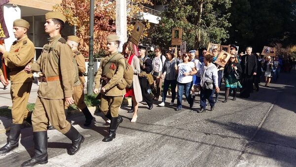 Comunidad rusa en Chile realiza el Regimiento Inmortal en las calles de Santiago - Sputnik Mundo