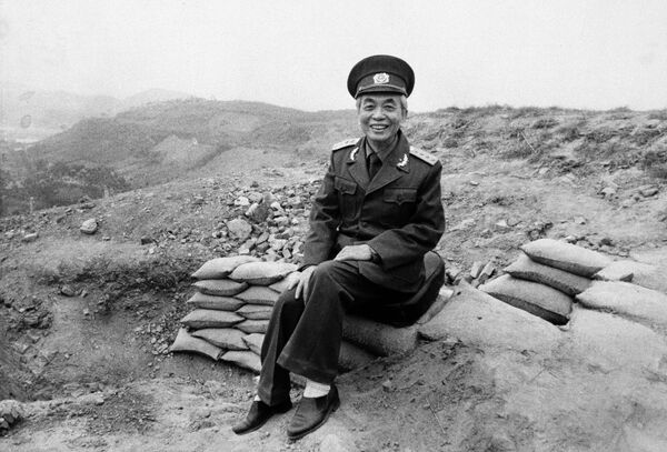 Vo Nguyen Giap, a sus 100 años sentado sobre un búnker francés en Dien Bien Phu Vo Nguyen Giap, a sus 100 años sentado sobre un búnker francés en Dien Bien Phu - Sputnik Mundo
