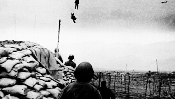 Los fuerzos de las tropas francesas llegaban a Vietnam por paracaídas. - Sputnik Mundo