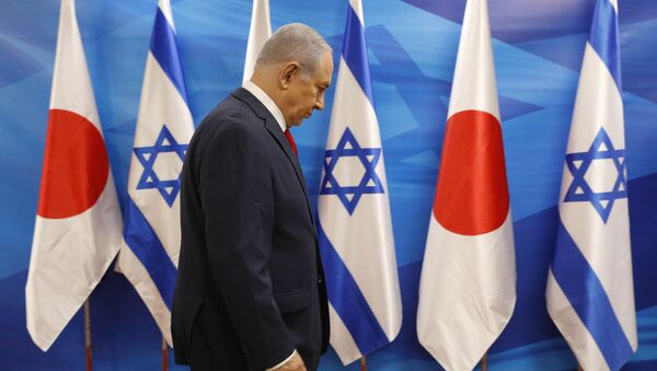El primer ministro de Israel, Benjamin Netanyahu, durante la visita de su homólogo japonés, Shinzo Abe, en Jerusalén - Sputnik Mundo