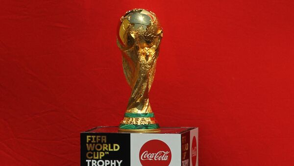 El trofeo de la Copa Mundial de fútbol (archivo) - Sputnik Mundo