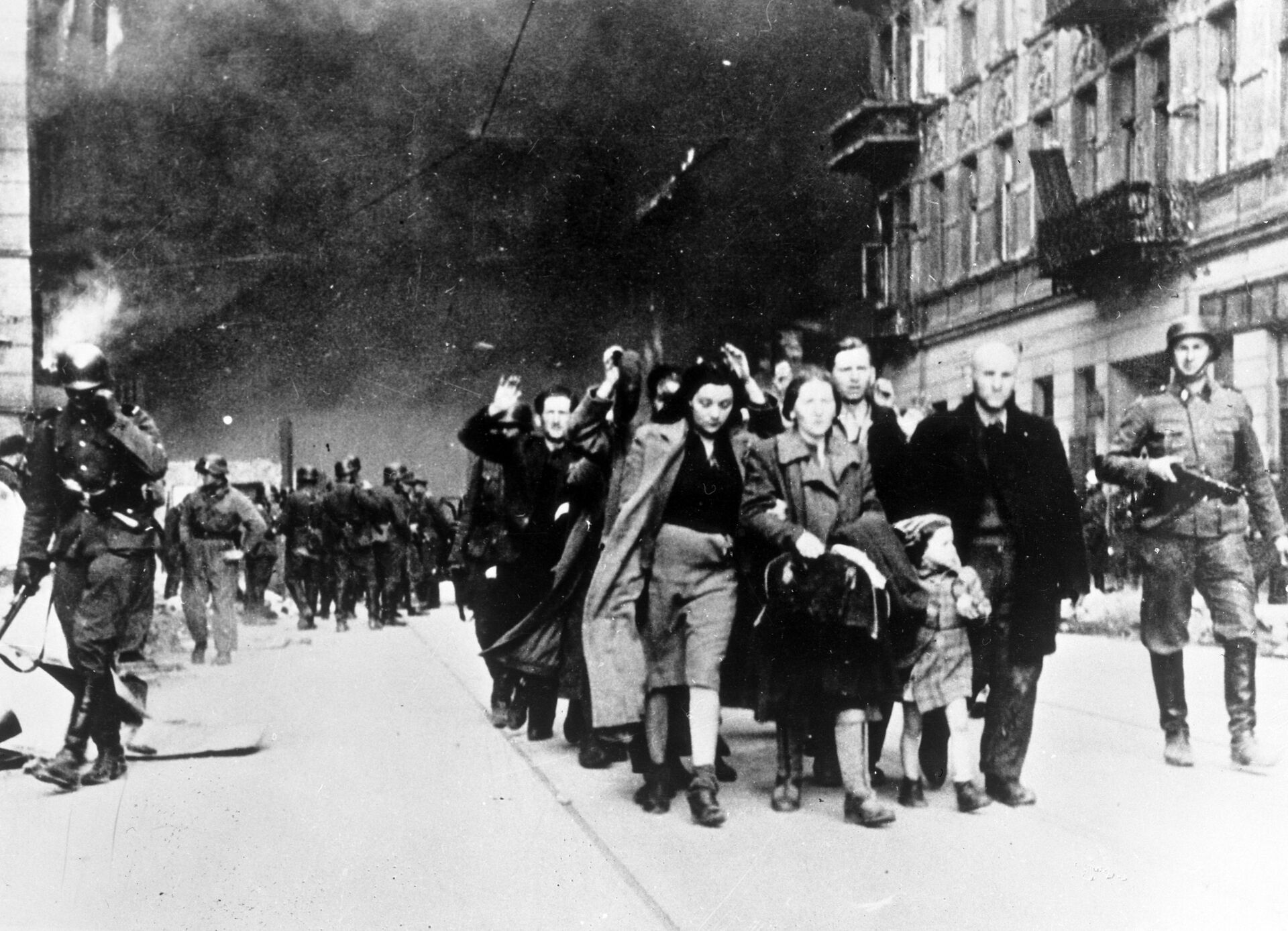 Los habitantes del gueto de Varsovia son enviados al campo de concentración de Treblinka, 1942 - Sputnik Mundo, 1920, 16.03.2021