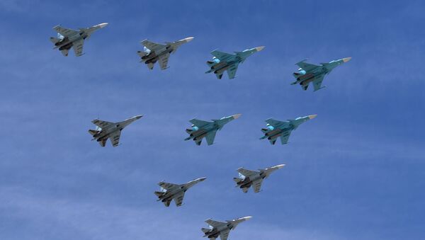 Cazas Su-30 y Su-35 durante el desfile en Moscú - Sputnik Mundo