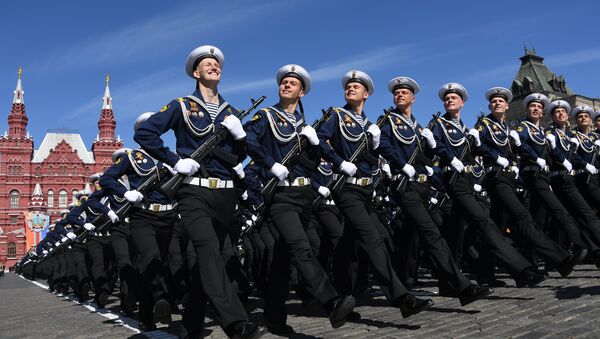Cadetes del Instituto Naval Ushakov de la Flota del Báltico en el Desfile de la Victoria de 2018 - Sputnik Mundo