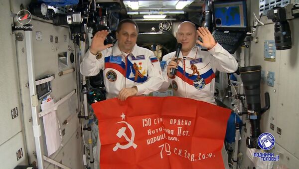Los cosmonautas rusos felicitan a sus compatriotas con motivo del Día de la Victoria - Sputnik Mundo
