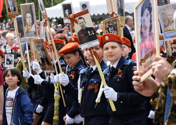 El Regimiento Inmortal reúne millones de personas alrededor del mundo - Sputnik Mundo