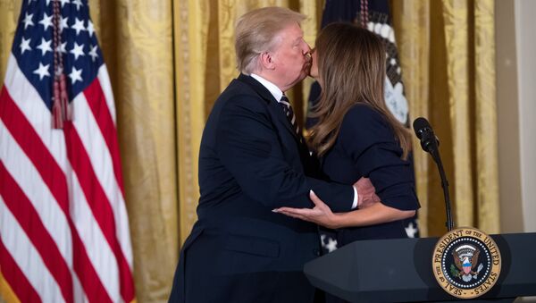 Donald Trump saluda a su esposa Melania con un beso en la mejilla - Sputnik Mundo