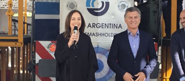 El presidente Mauricio Macri junto a Eugenia Vidal, gobernadora de la provincia en Buenos Aires en la reinauguración del taller ferroviario Mechita El presidente Mauricio Macri junto a Eugenia Vidal, gobernadora de la provincia en Buenos Aires en la reinauguración del taller ferroviario Mechita - Sputnik Mundo