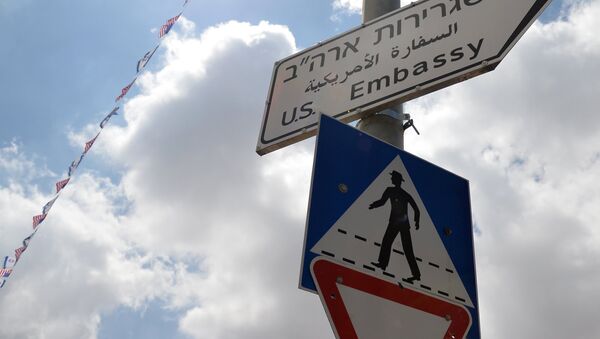 Un signo que dirige a la embajada de EEUU en Jerusalén - Sputnik Mundo