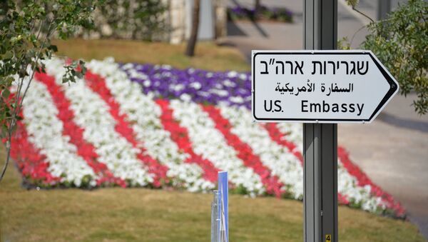 Una señal que dirige a la embajada de EEUU en Jerusalén - Sputnik Mundo